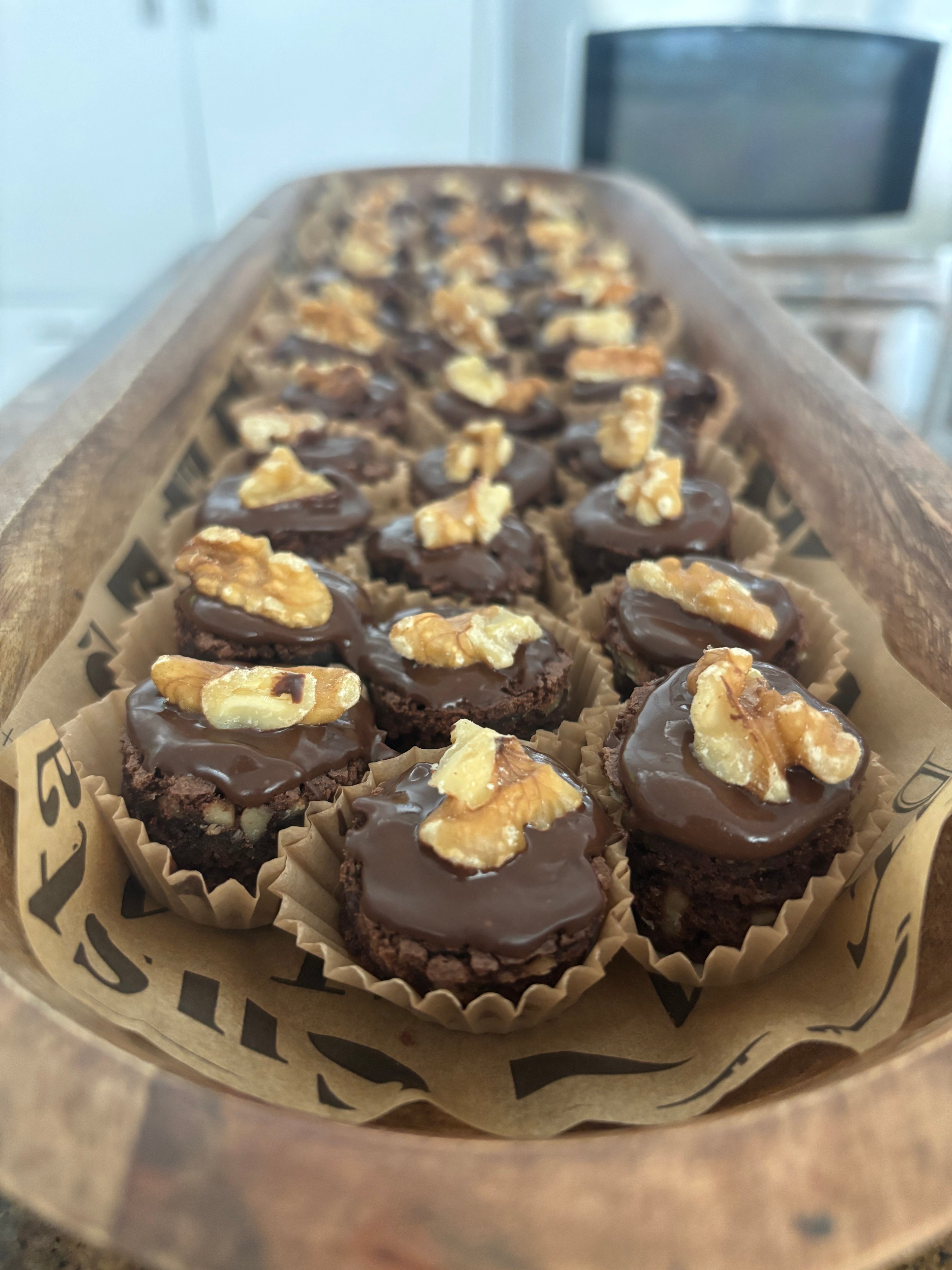 Bandeja de brownies con nueces