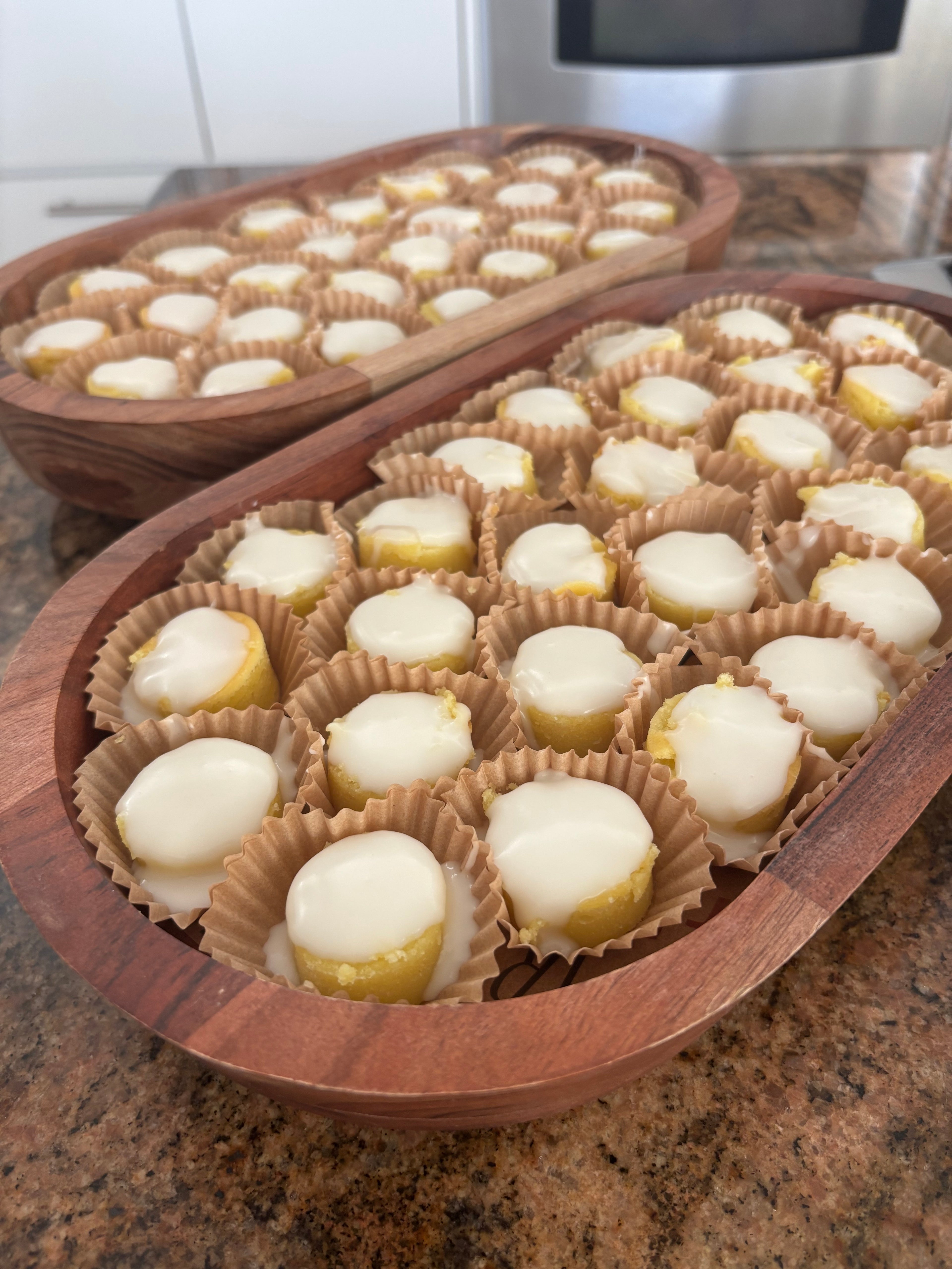 Bandeja de mini lemon cream cheese brownies