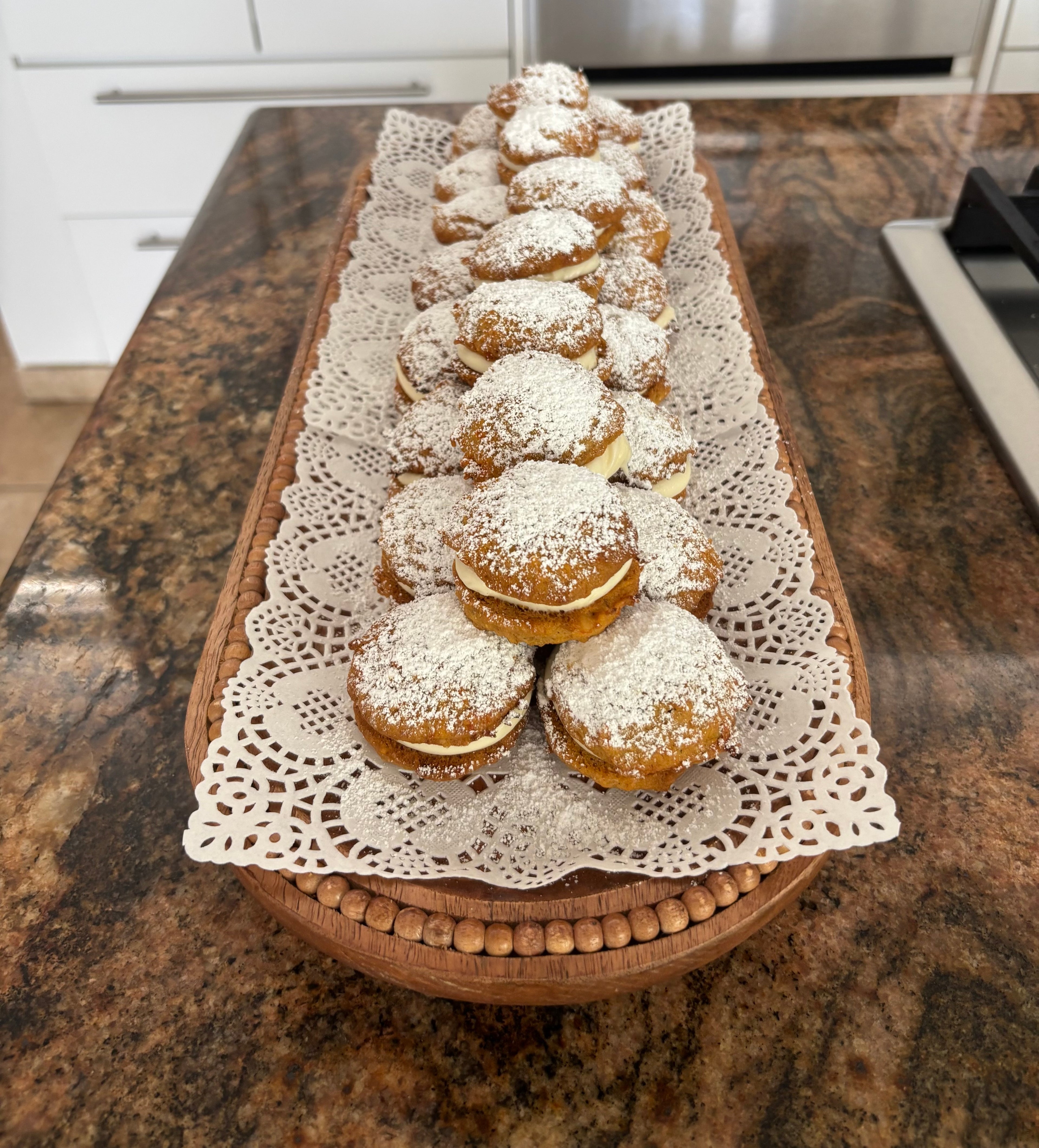 Bandeja de galletas de zanahoria rellenas de queso crema