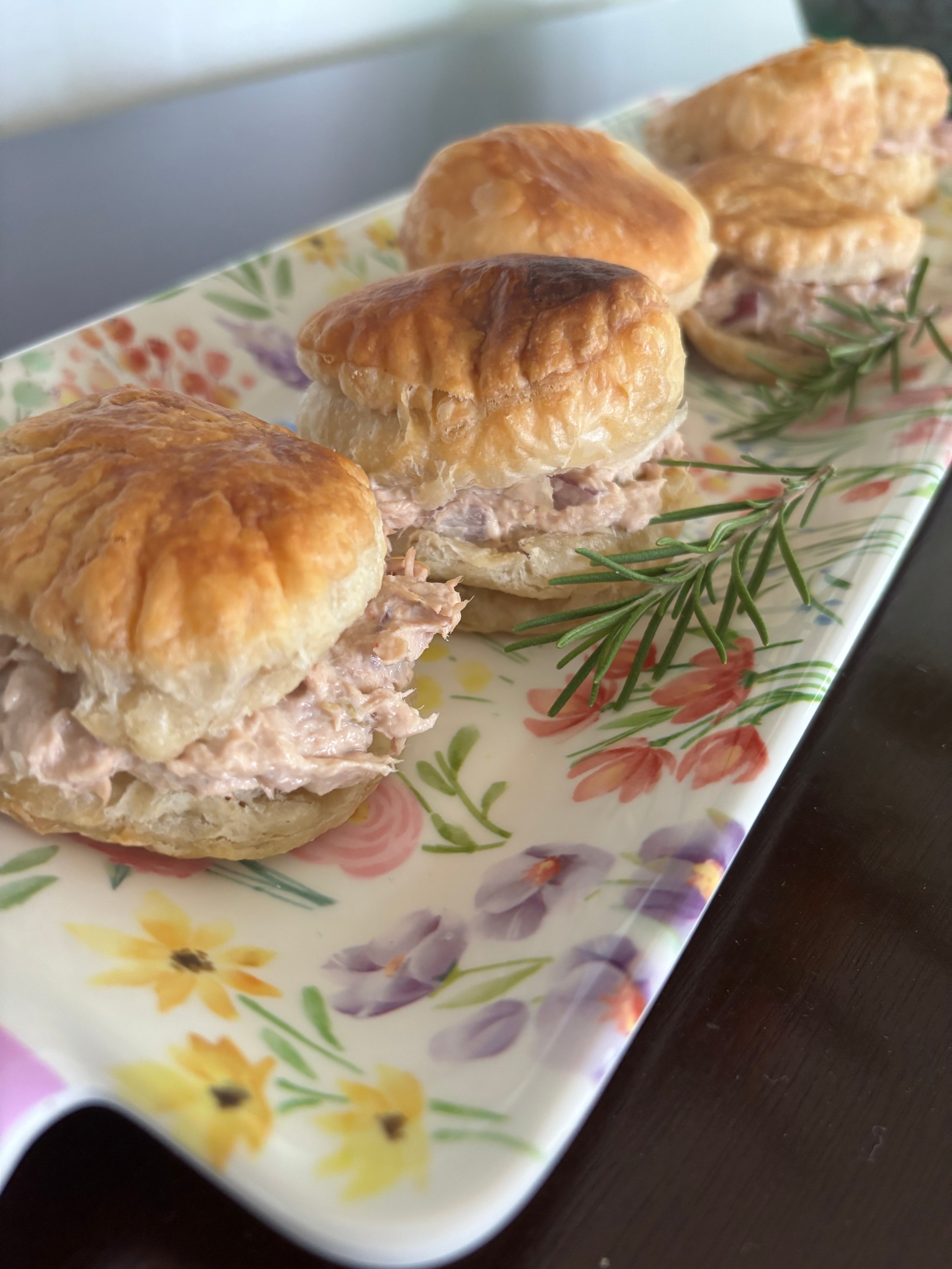 Bandeja de sandwiches en hojaldre