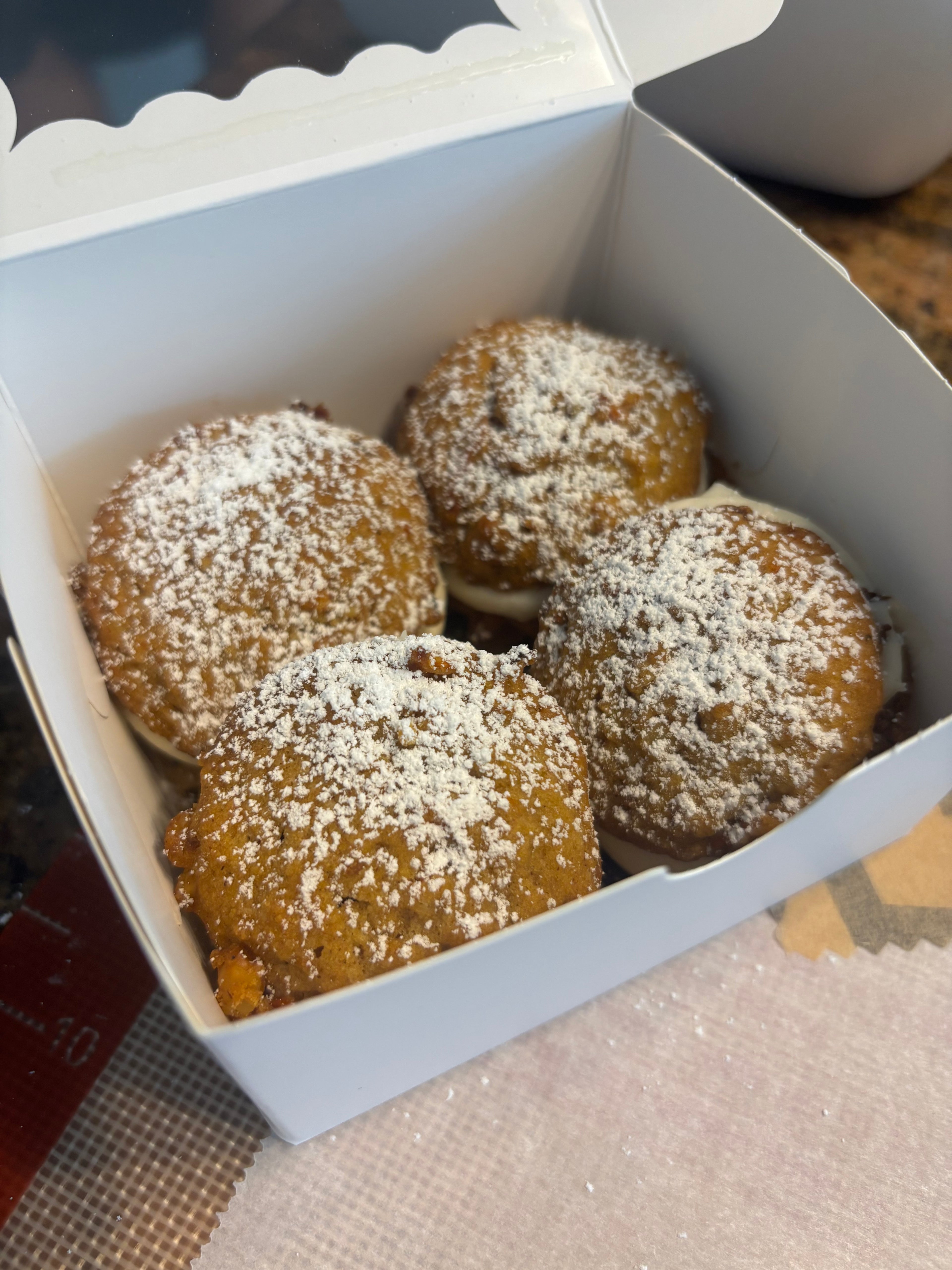 Caja de galletas de zanahoria rellenas de queso crema