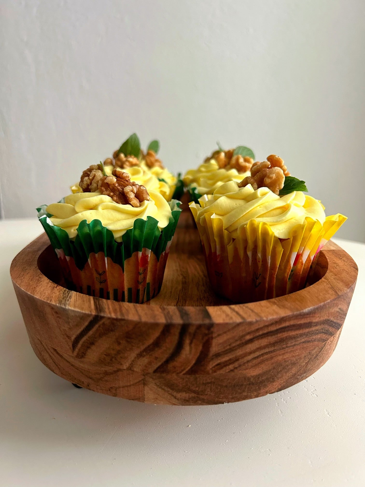 Cup cake de guineo y nueces cubierto con frosting de queso crema