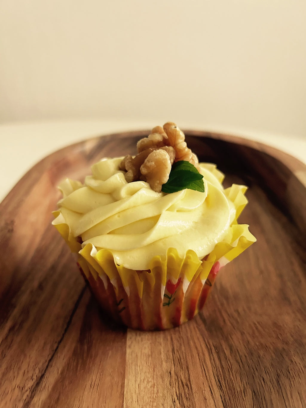 Cup cake de guineo y nueces cubierto con frosting de queso crema