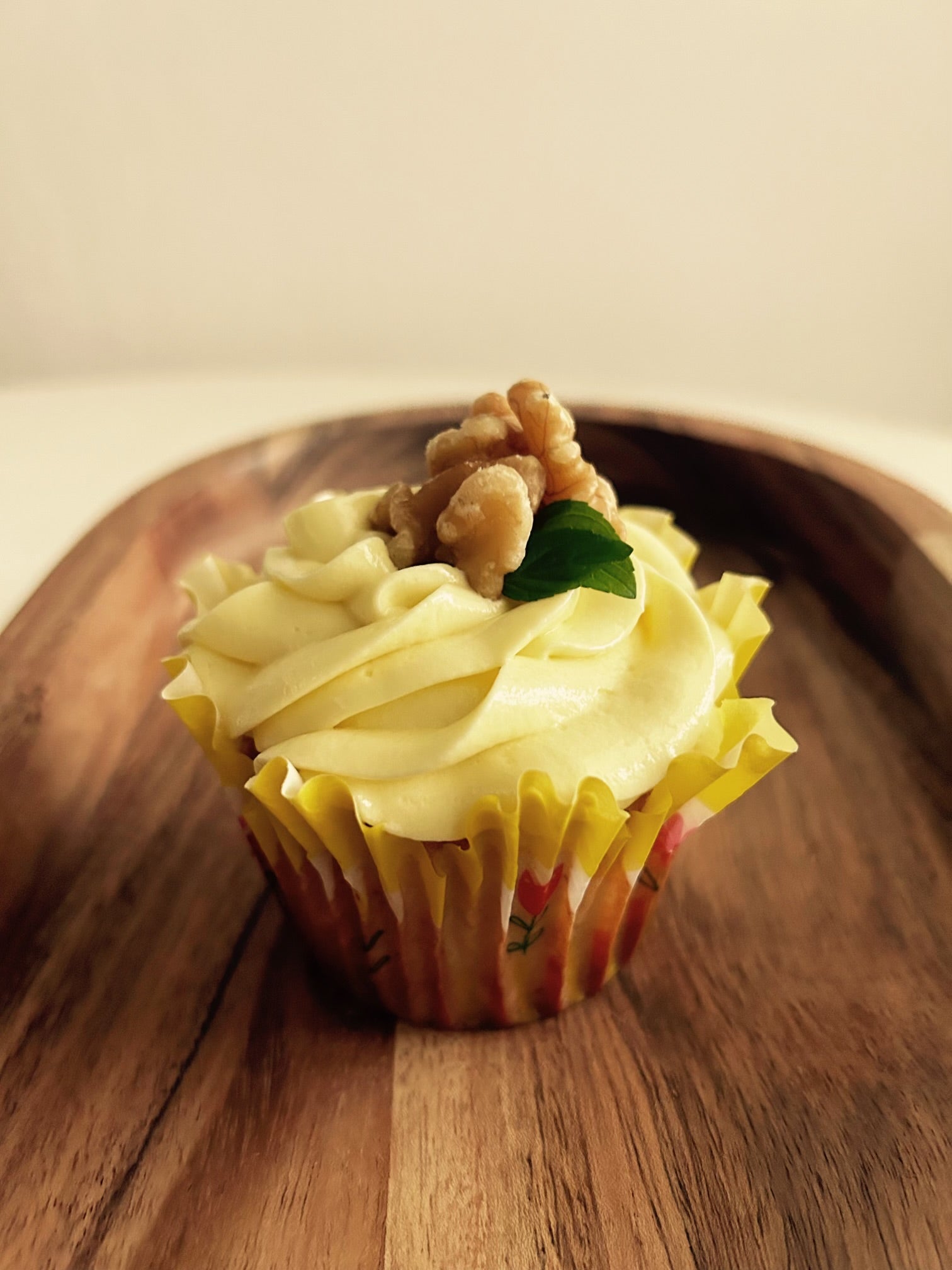 Cup cake de guineo y nueces cubierto con frosting de queso crema