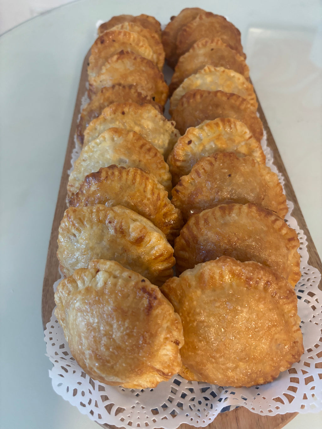 Bandeja de pastelillos de chorizo y cebolla caramelizada